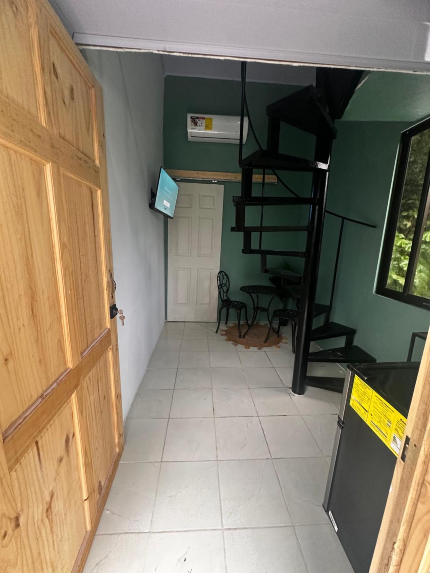 The Jungle Container Bed & Breakfast Кепос Екстериор снимка