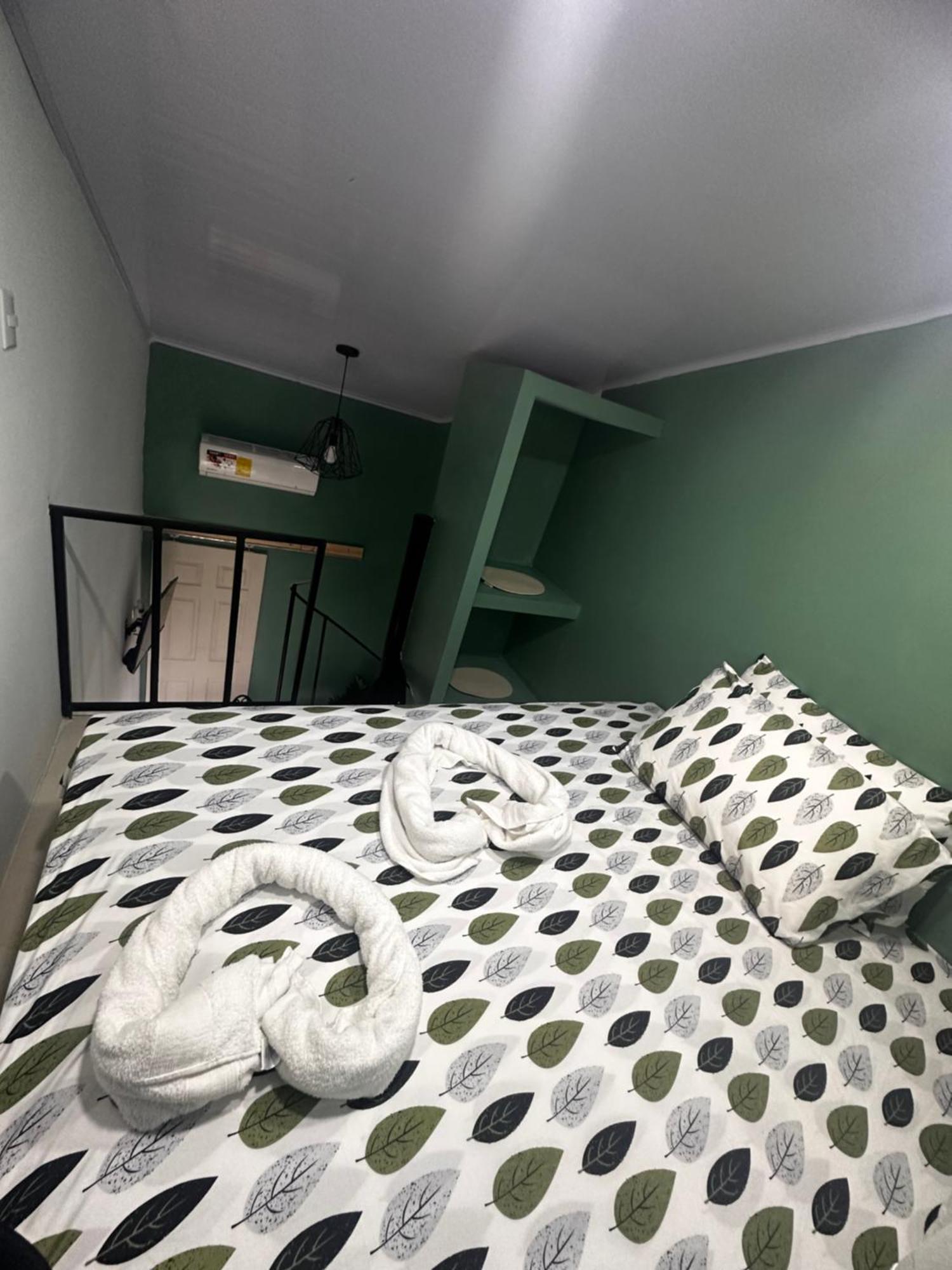 The Jungle Container Bed & Breakfast Кепос Екстериор снимка